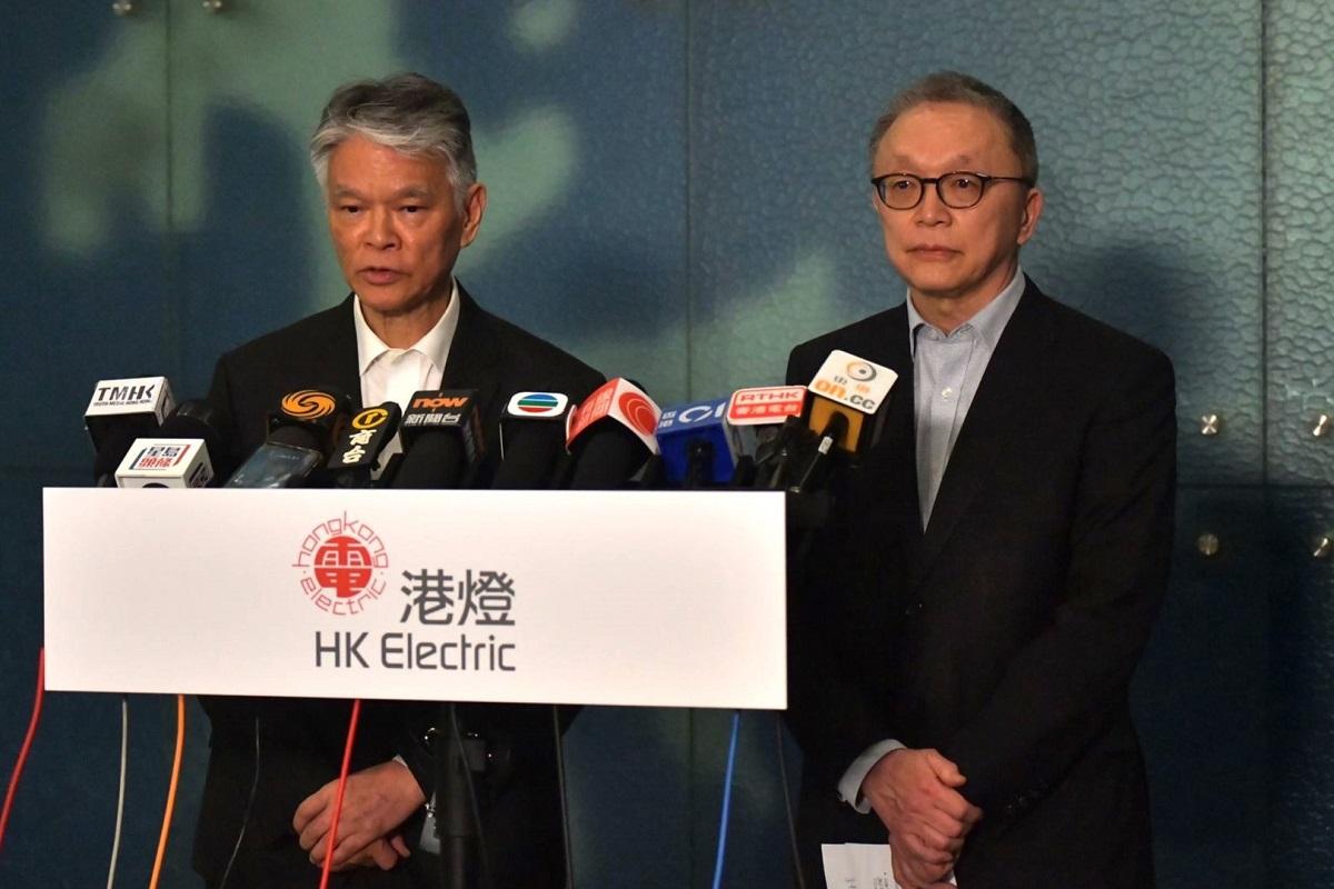 鄭祖瀛(左)對受影響客戶鞠躬道歉，形容今次事故非常罕見；旁為葉崇泰。