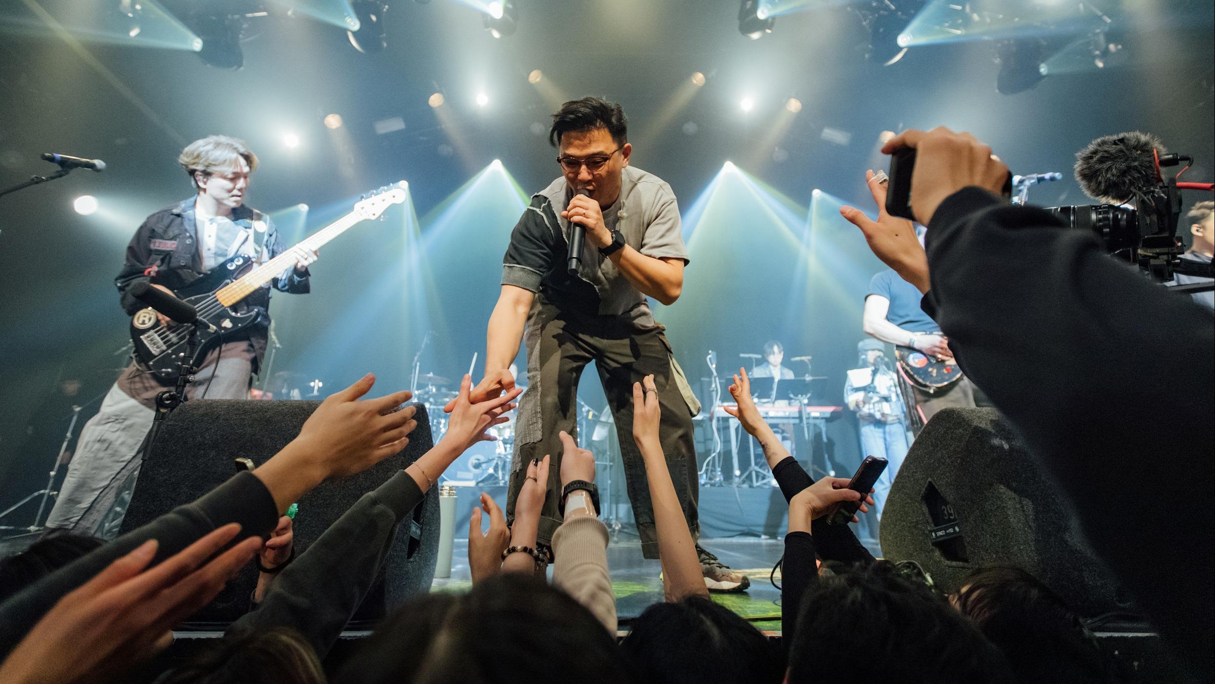 RubberBand歐洲站巡唱 6號凍到病 為新天地歌迷送上音樂菠蘿包牛腩河