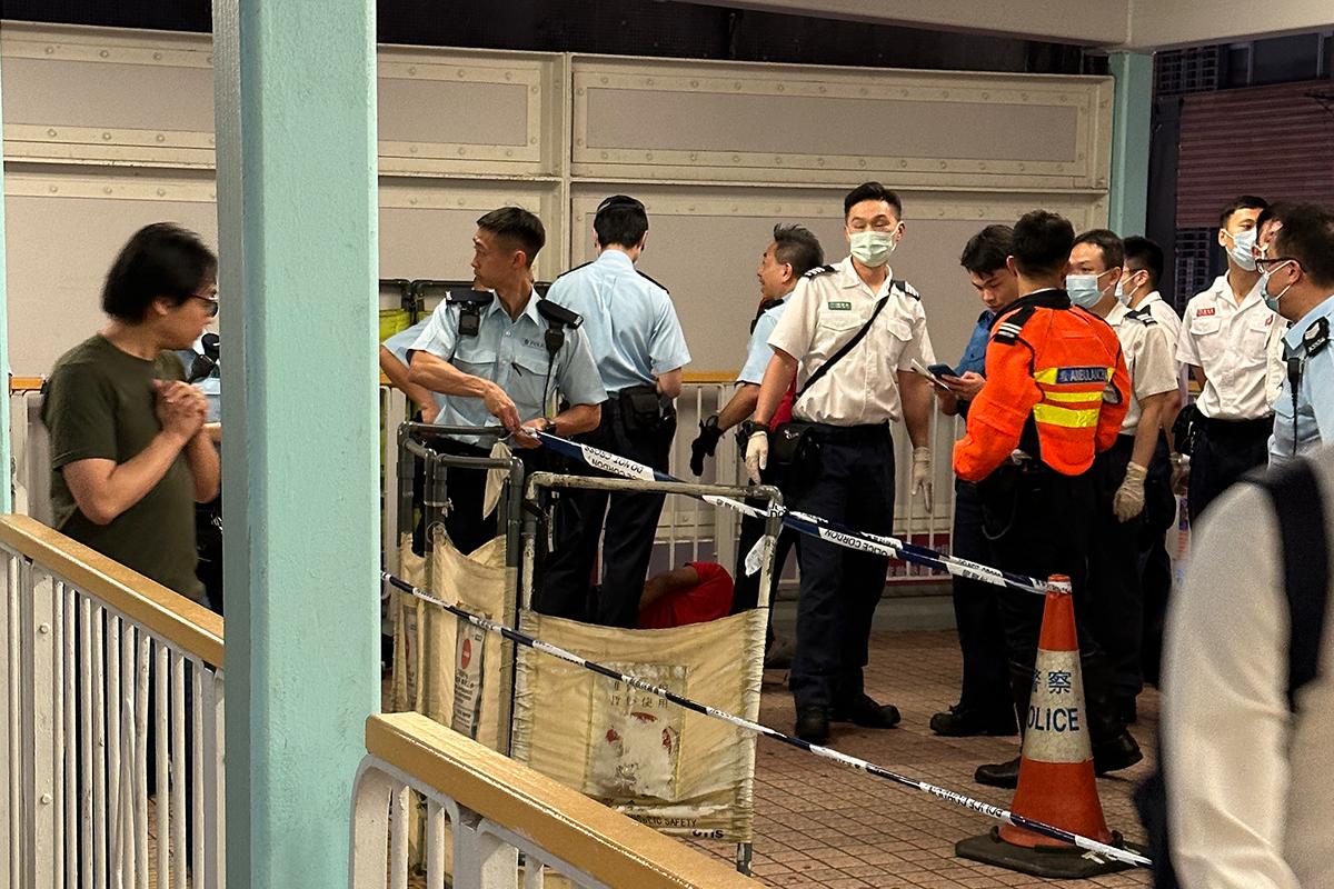 醉漢(紅衣者)最終由多人合力制服。(網上圖片)