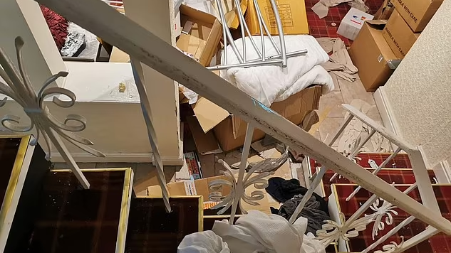 夫婦網上訂660元一晚酒店 點知似足「廢墟」嚇到幼女大哭 