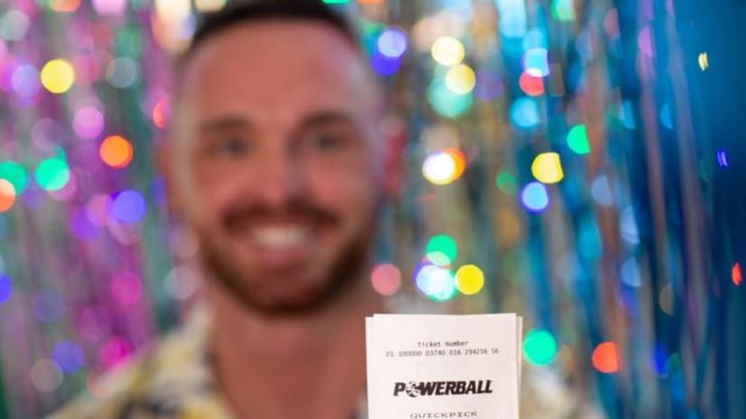 居於黃金海岸的幸運兒買兩張強力球彩票，兩張都中獎。(互聯網)