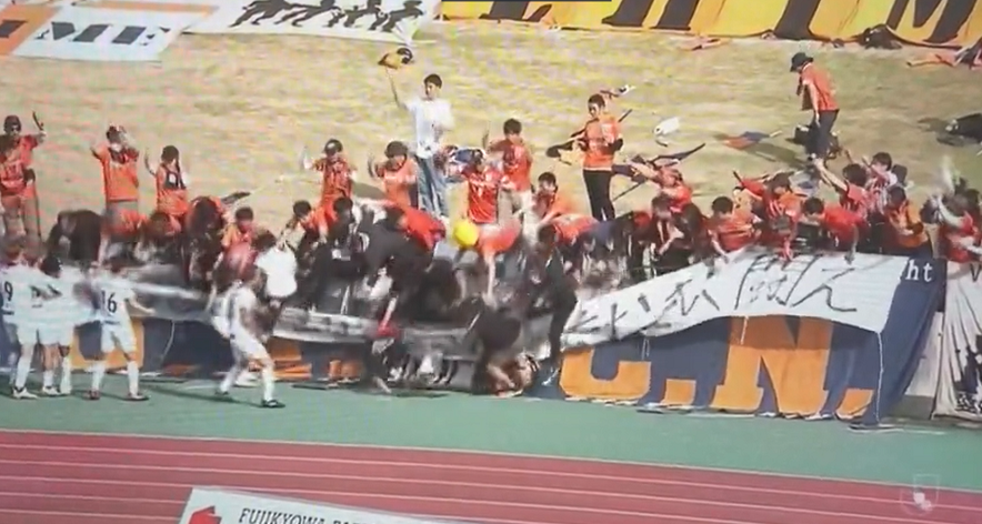 日本一場丙組聯賽發生球場欄桿塌下的意外。(影片截圖)