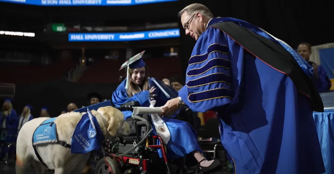 校長頒發畢業證書，賈斯汀一時不知所措。(互聯網)