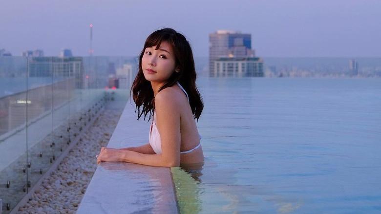 簡淑兒分享泳池靚相 穿白色比堅尼迷暈網民