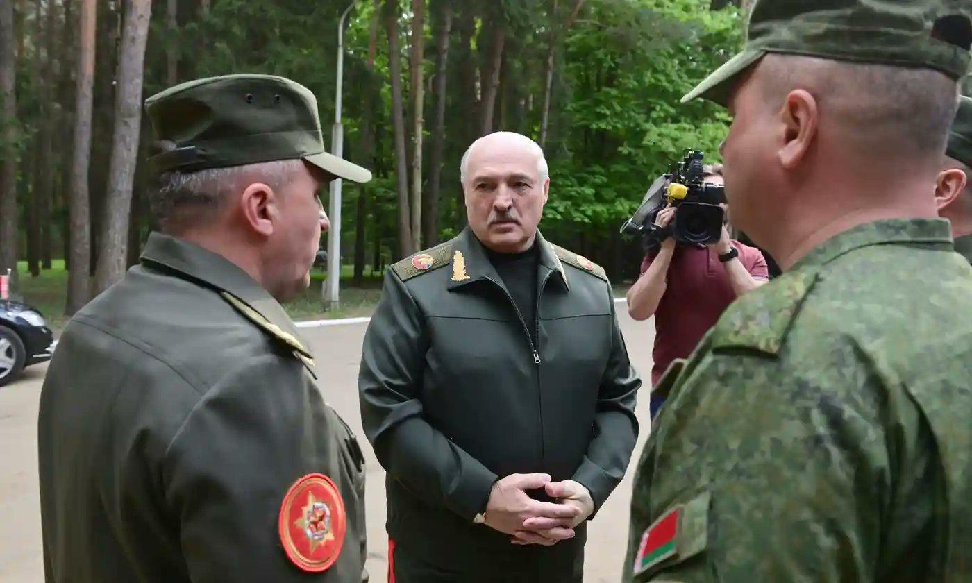 盧卡申科傳病危後首度露面，手紮繃帶聲線沙啞。(Twitter)