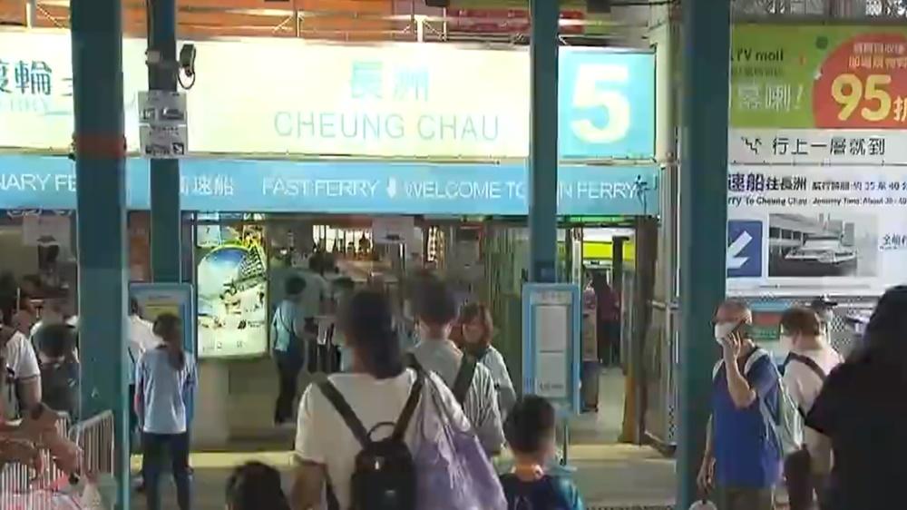 太平清醮復辦飄色及搶包山，當局料6萬人次乘渡輪往返長洲。(電視截圖)