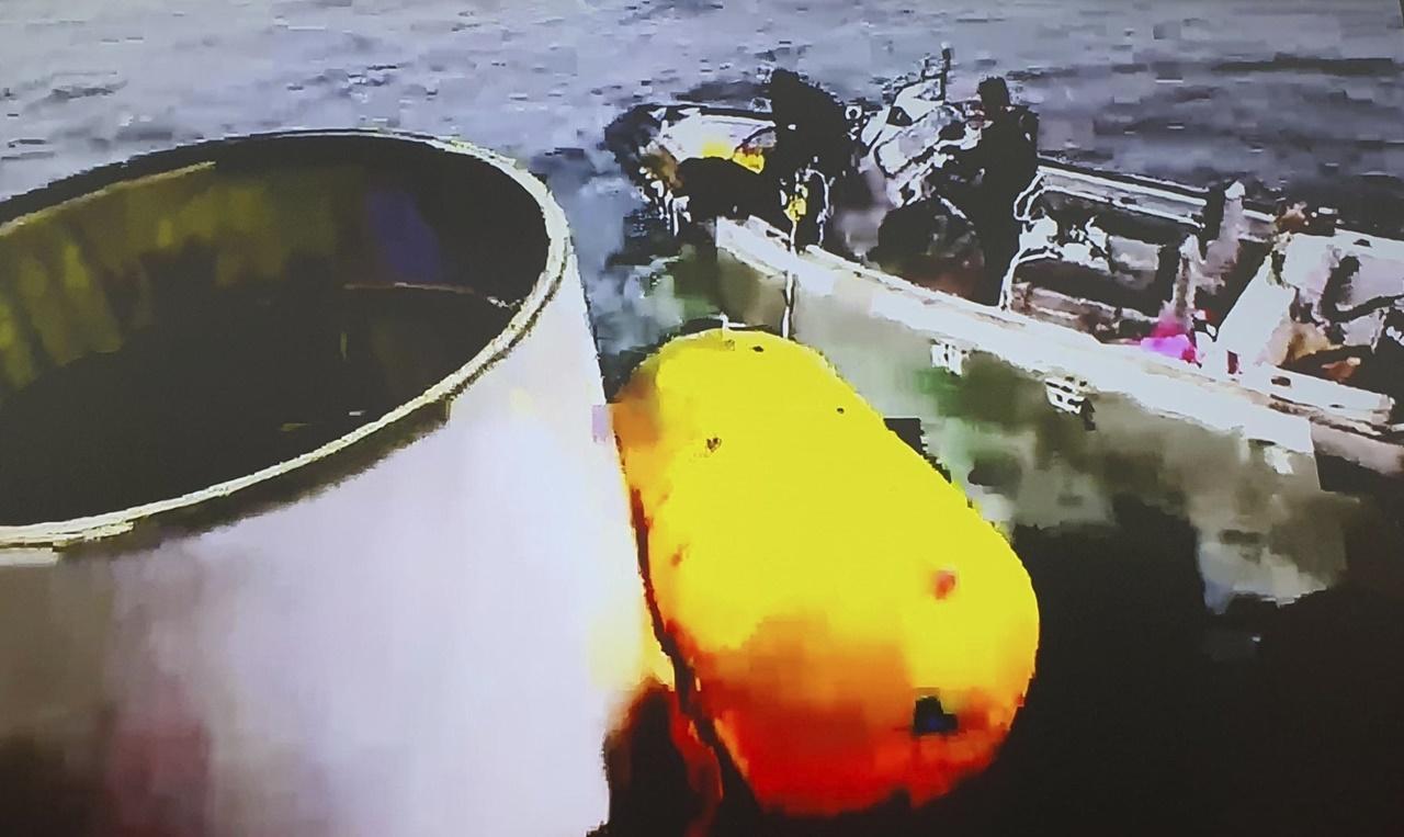 南韓軍方正打撈懷疑北韓火箭殘骸。(AP)