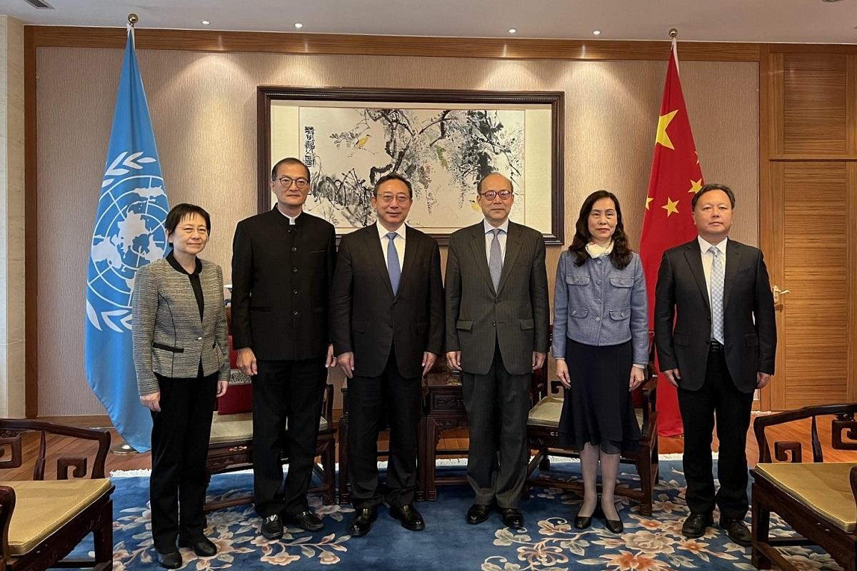 盧寵茂(左二)在瑞士與曹雪濤(左三)、陳旭(右三)等人會面。(政府新聞處)