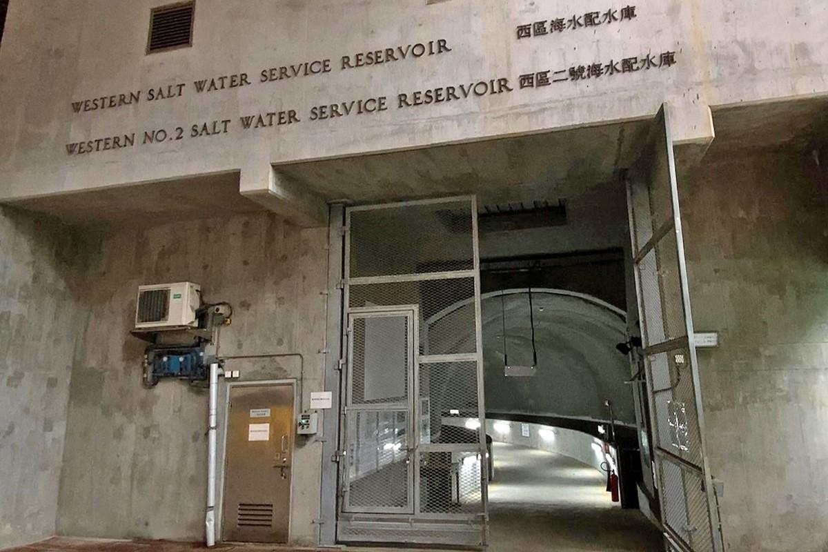 本港已有不同政府設施位於岩洞內，包括西區海水配水庫。(發展局網誌)