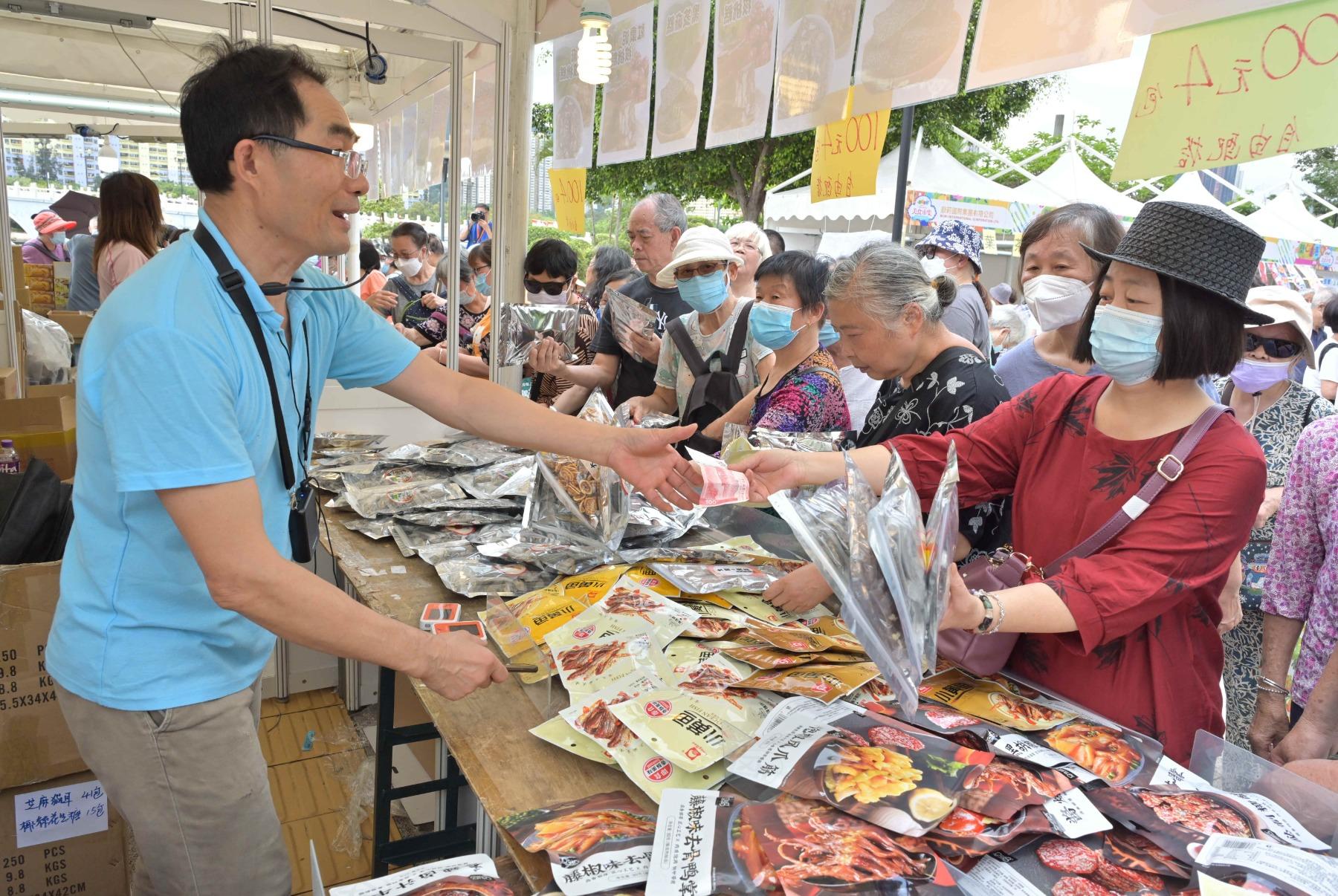沙田「開心香港」美食市集因黃雨警告暫停開放。