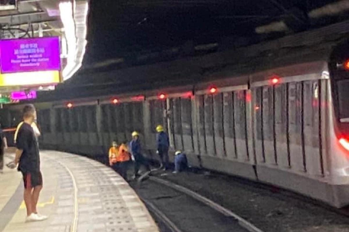 有消防員進入路軌拯救傷者。(網民Tsui Ting Fung@FB群組「真‧上水粉嶺人大聯盟」)