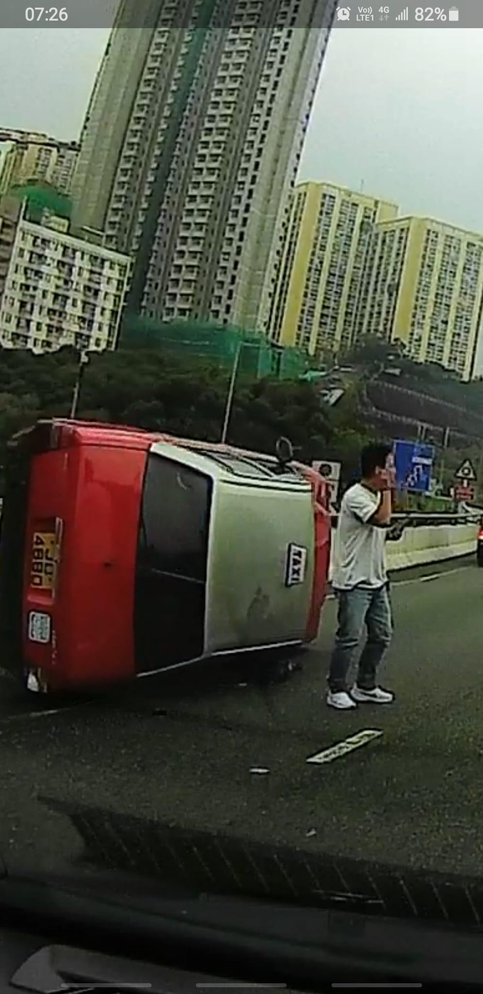 青衣路的士撞石壆翻側　司機一度被困送院治理