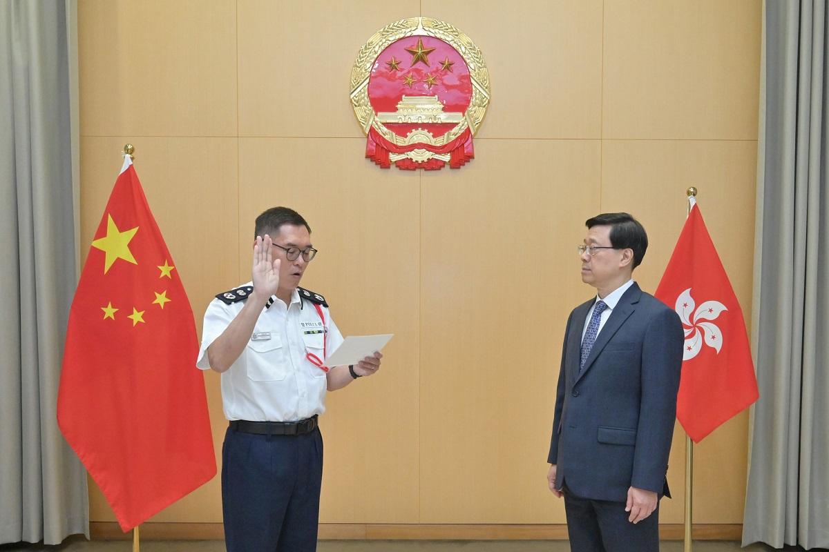 簡啟恩(左)在李家超(右)監誓下宣誓就任警務處副處長(國家安全)。(政府新聞處)