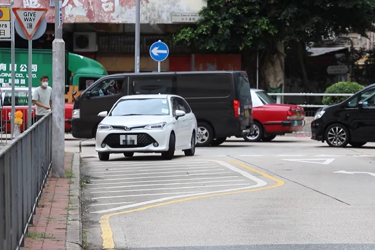 途人勸止私家車不要逆線轉入詩歌舞街無果。(網民Jason Hin@FB群組「小心駕駛(討論別人同駕駛態度)」)