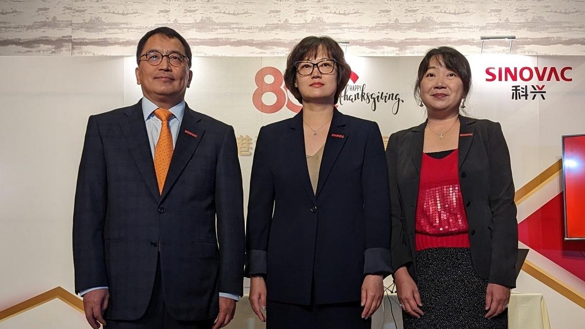 羅文慧(右)形容，供應本港市場的科興疫苗屬「可負擔」範圍的價格；中為楊光。(羅庸軒攝)