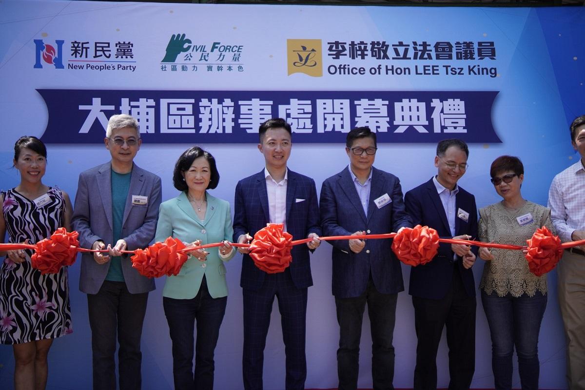 李梓敬(左四)今日為首個大埔區議員辦事處舉行開幕典禮，原來亦是劉震(左二)上任後的第一次。(李梓敬提供)