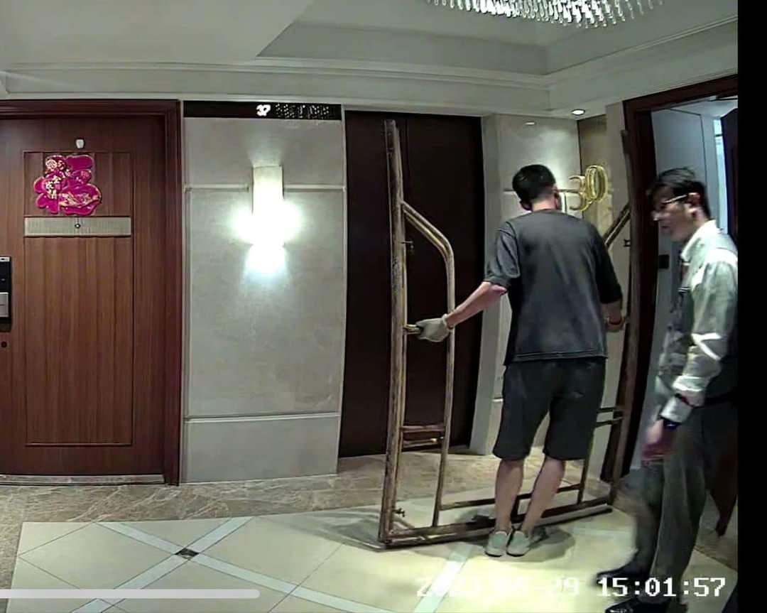 康城主力牆｜樓上同室業主感震驚，工人搬固定支架入屋。