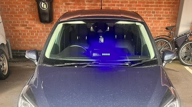 英男車上閃燈冒警車 鄉郊公路截停女司機 事主車上一樣嘢嚇退疑似「魔警」