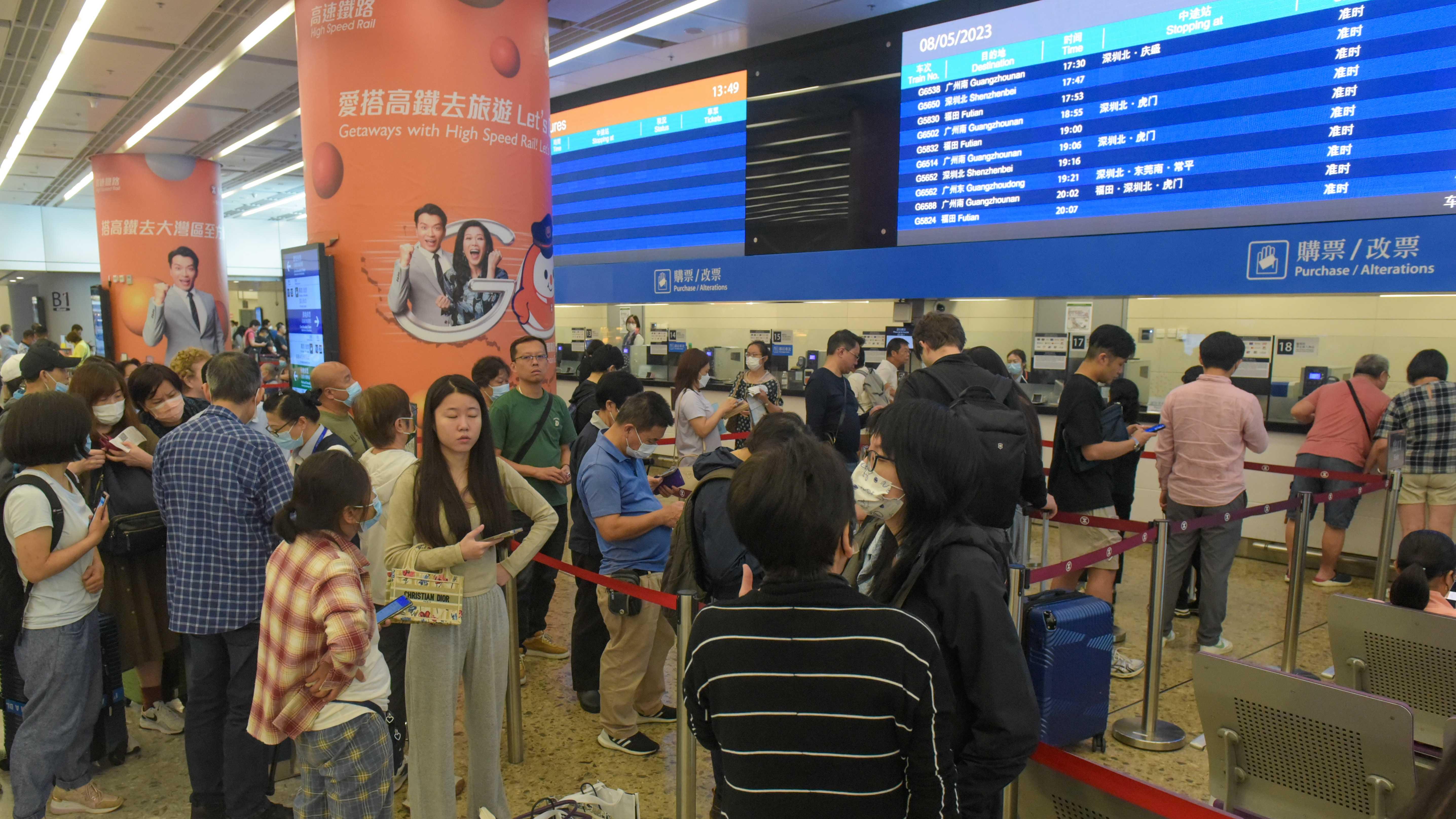 不少港人到西九龍高鐵站購票。