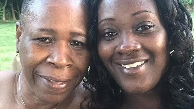 疑犯克雷格(右)與母親瑪格麗特合照。(互聯網)