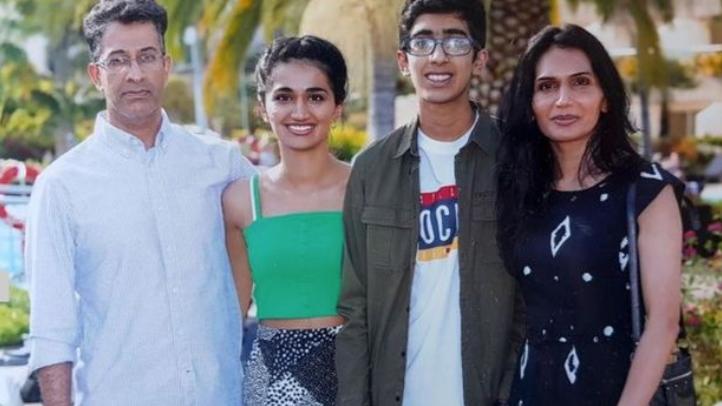 戈漢尼亞(右2)生前與家人合照。(互聯網)