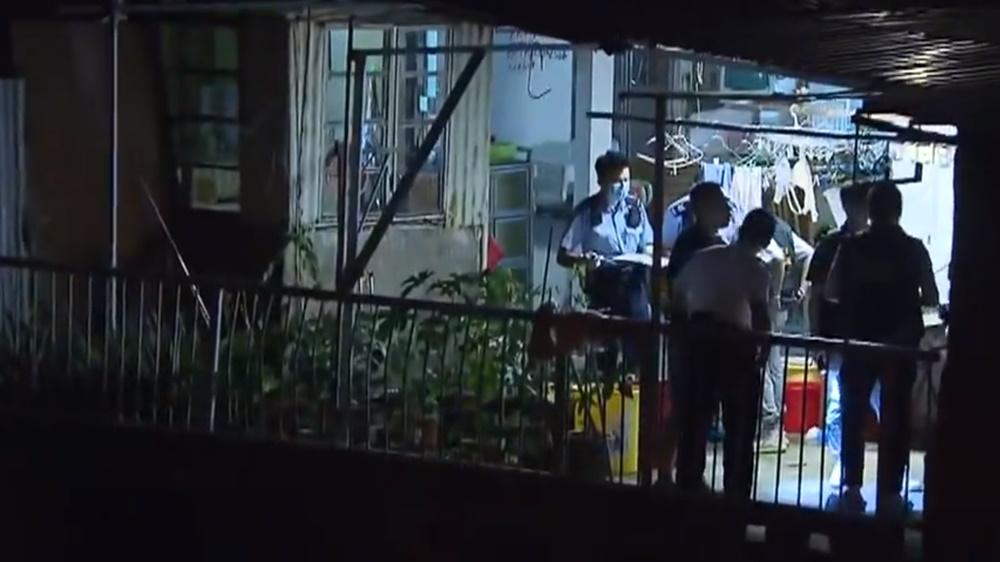 屯門男子胸口插刀倒斃，一名女子遭扣查，案件列屍體發現。(電視截圖)