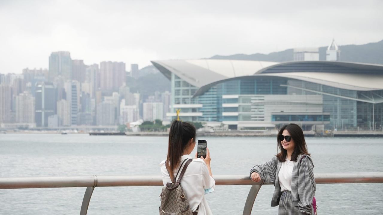 沙田區雨勢特別大，日間部分時間有陽光，最高約32度。(資料圖片)