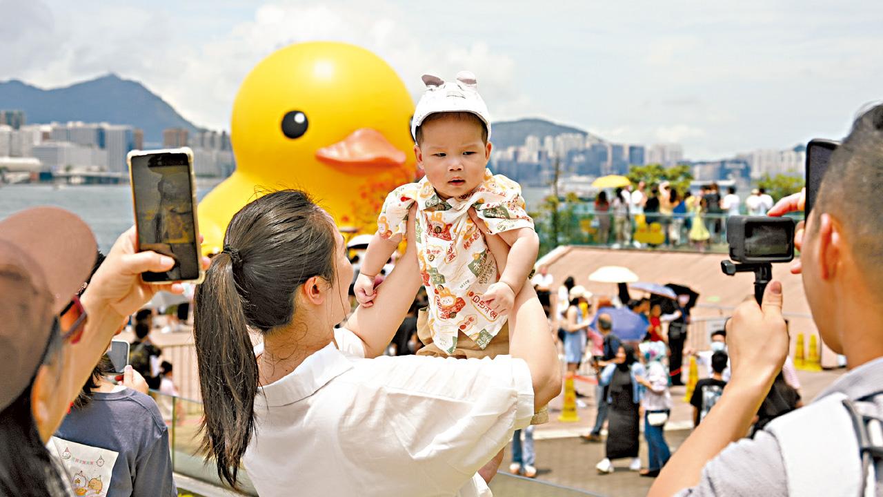 洩氣黃鴨將重回維港 落單黃鴨續與市民「打卡」