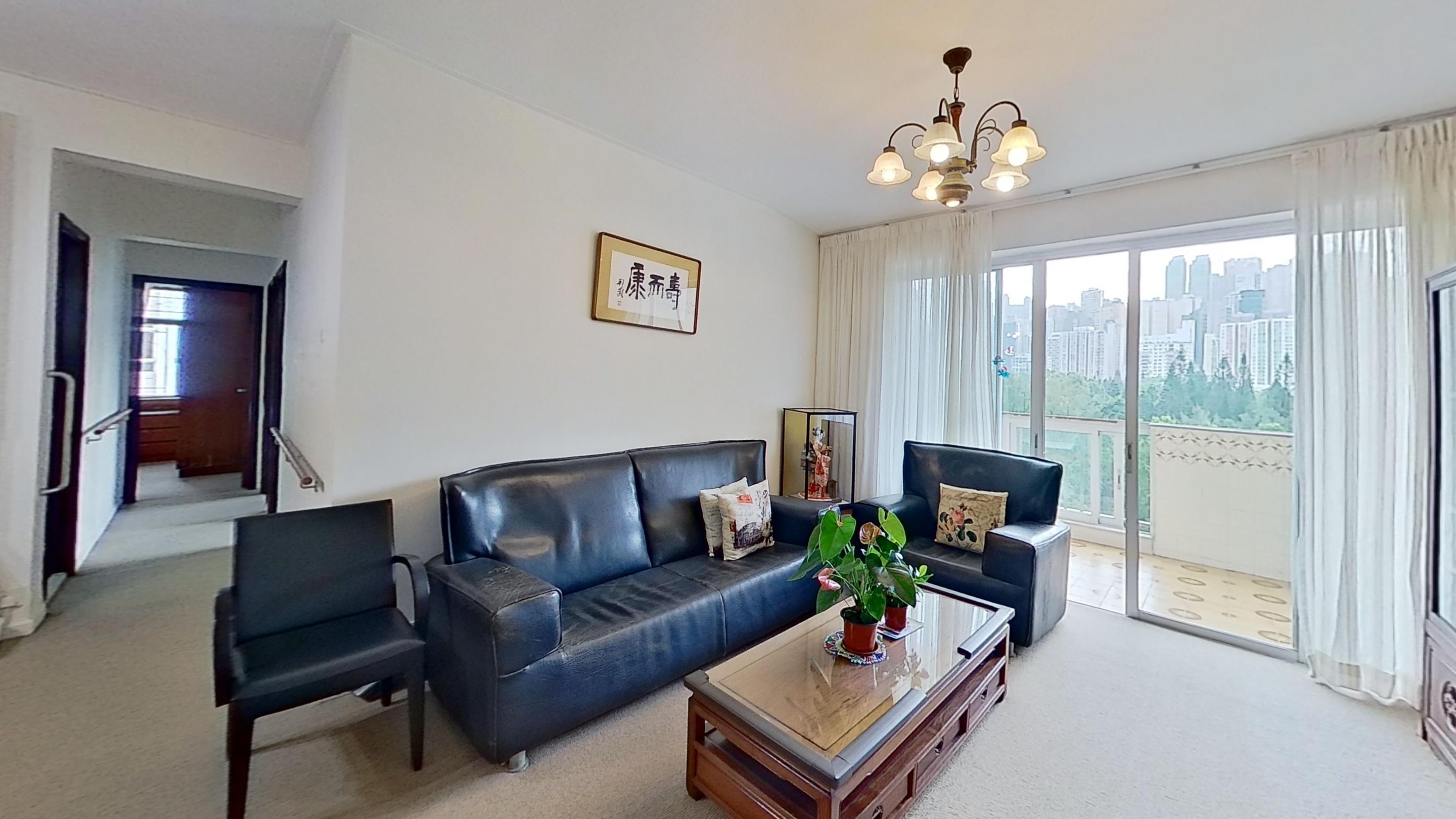 單位裝修懷舊但十分企理，樓底亦高。