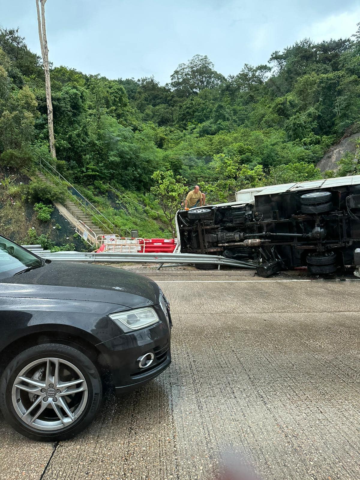 龍翔道貨車撞失控欄翻側 消防救出3人