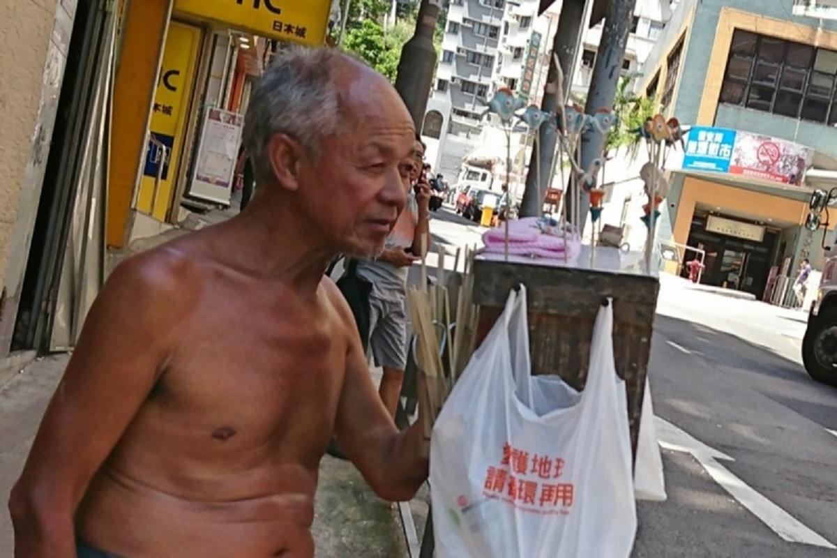 土瓜灣「麵粉伯伯」在區內售賣手作麵粉公仔多年。(網民Chi Wing Lau圖片)