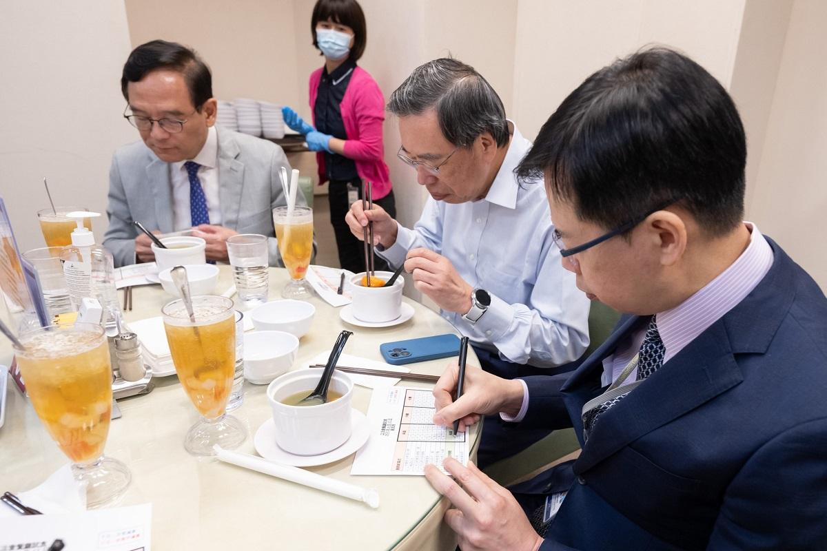 立法會餐廳營辦商今日邀請議員試食新菜式。(梁君彥FB)