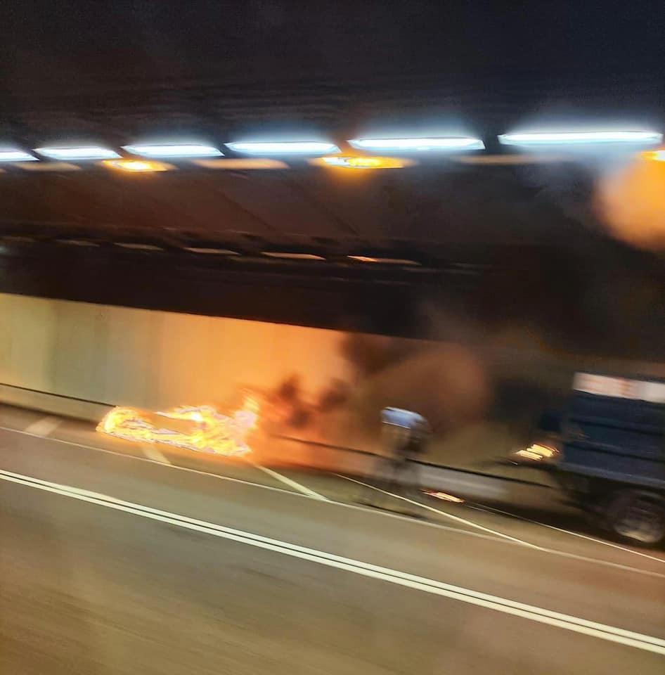 西隧貨車貨物起火　冒出大量濃煙