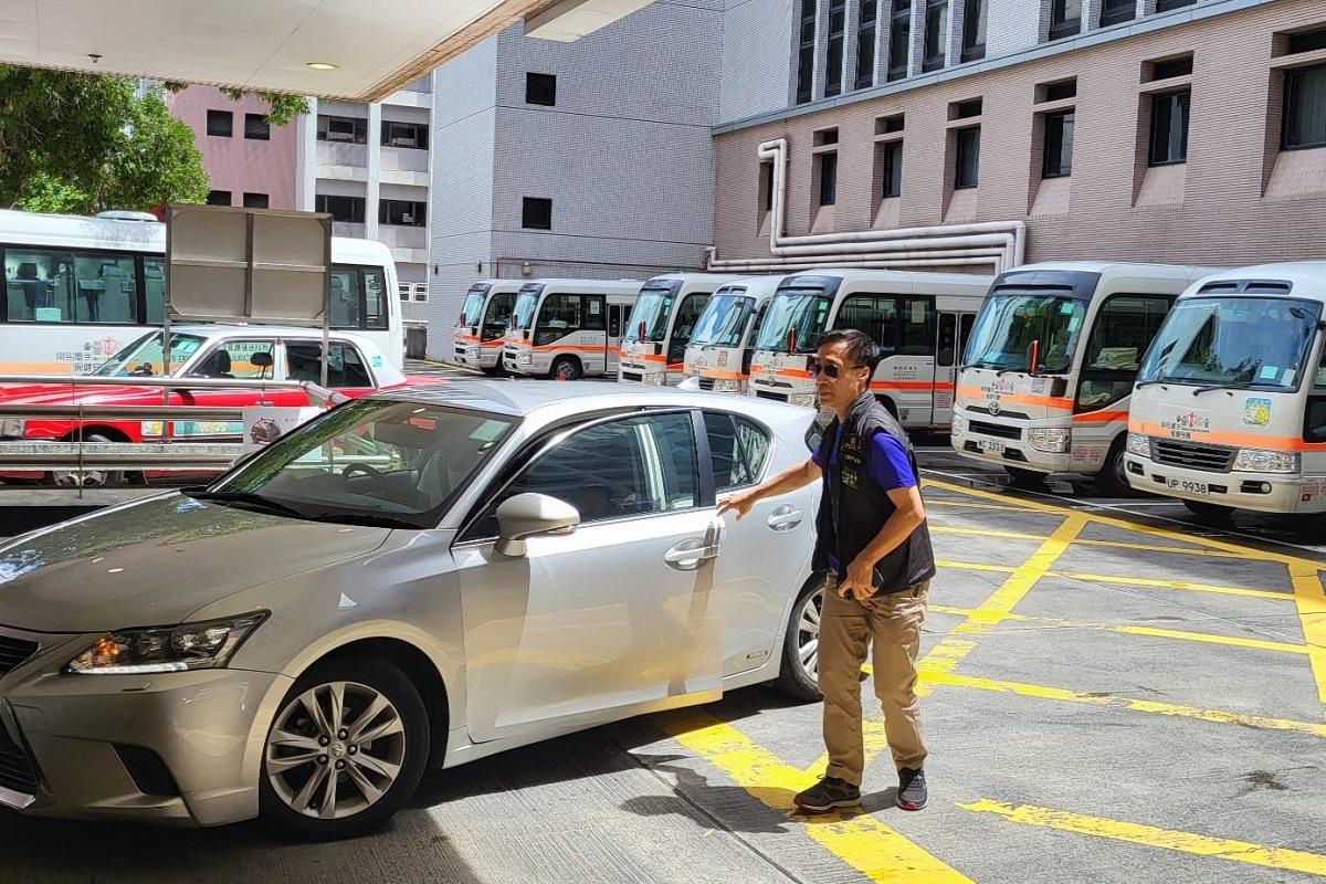 鍾雅倫下午2時許抵達伊利沙伯醫院調查案件。