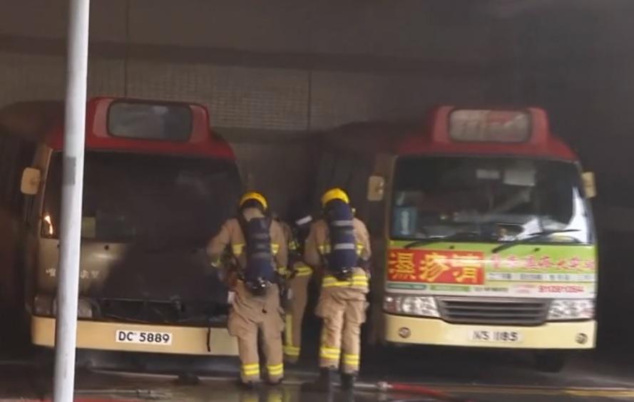 荃灣小巴疑短路起火自焚 擋風玻璃爆裂車頭熏黑
