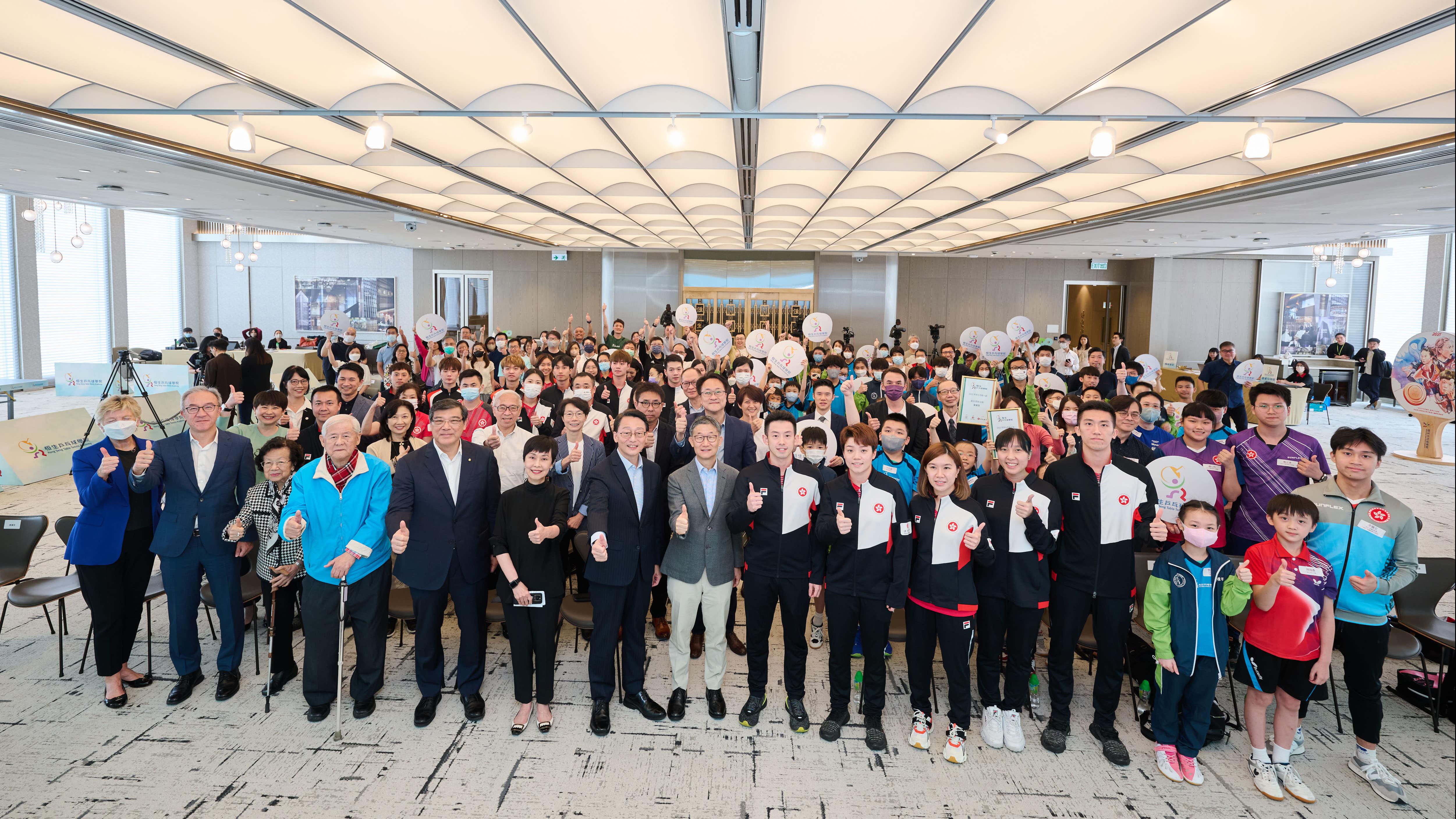 恒生乒乓球學院2022年度畢業禮 嘉許本港乒壇新秀 薪火相傳