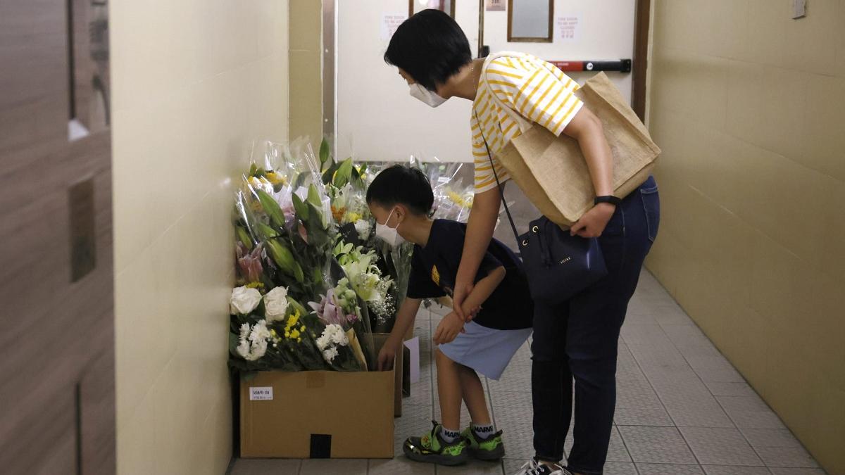 鑽石山荷里活廣場6月2日發生謀殺案，案發後第二日續有市民到場擺放鮮花悼念死者。(林俊源攝)