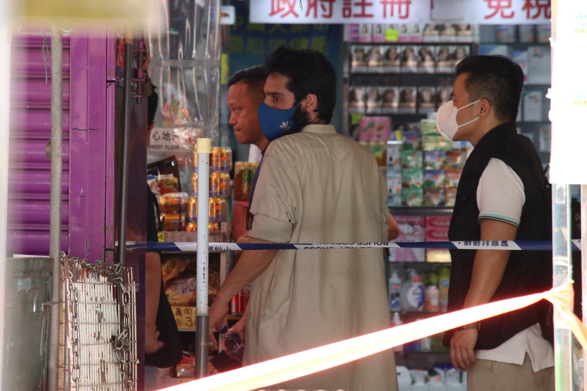 深水埗桂林街倫常案｜女童父親偕親友到殮房認屍。