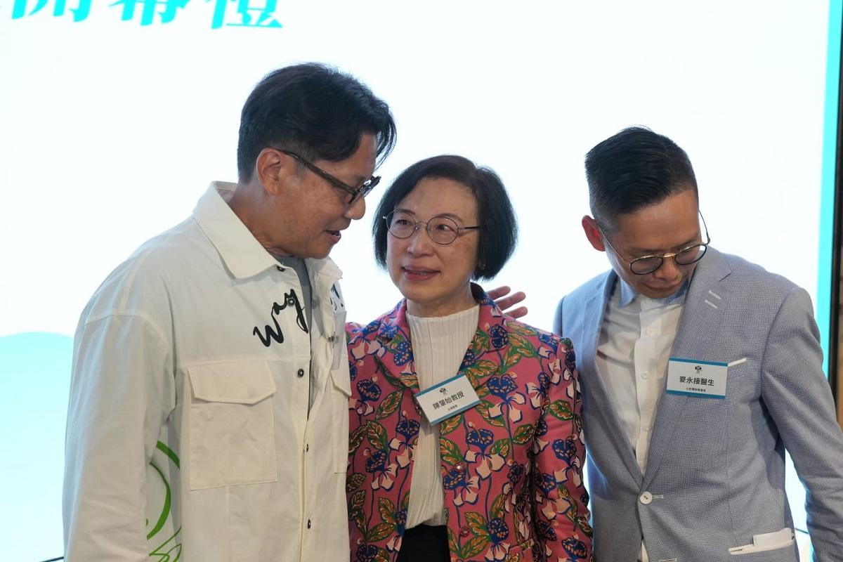 陳肇始(中)一聽到鄭子誠(左)話一直都好想多謝佢之後，當堂眼濕濕。(陳奕釗攝)