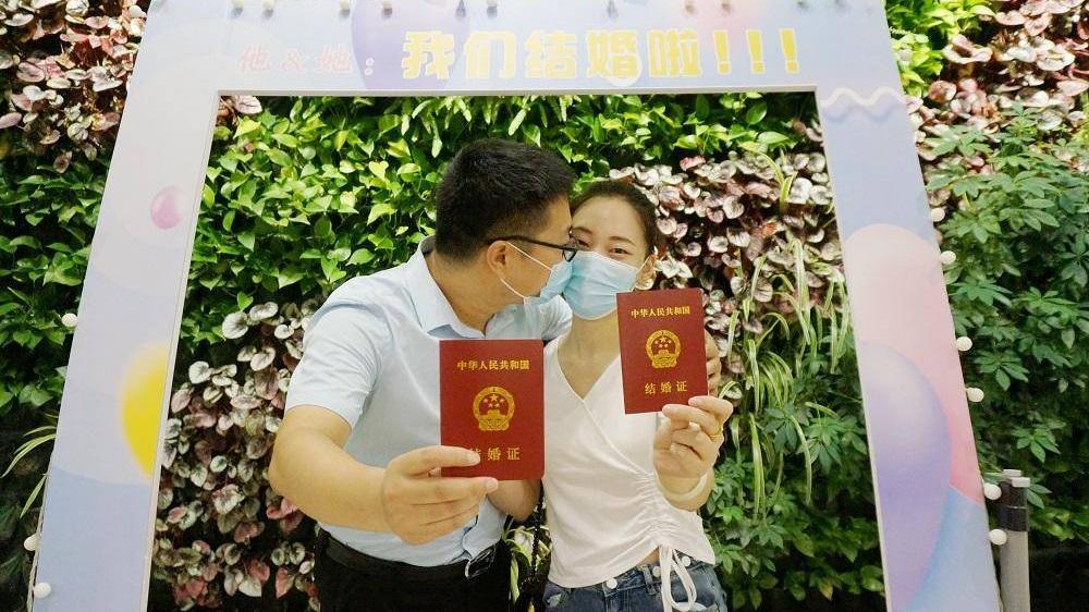 內地去年結婚人數跌破700萬對　創37年來新低