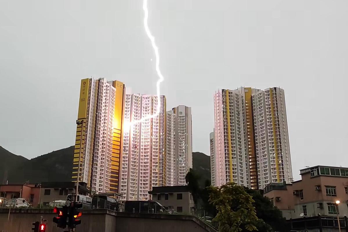 和田邨和喜樓一個單位被閃電劈中。(網民Carol Tam@FB群組「顯影屯門。青山散步」)