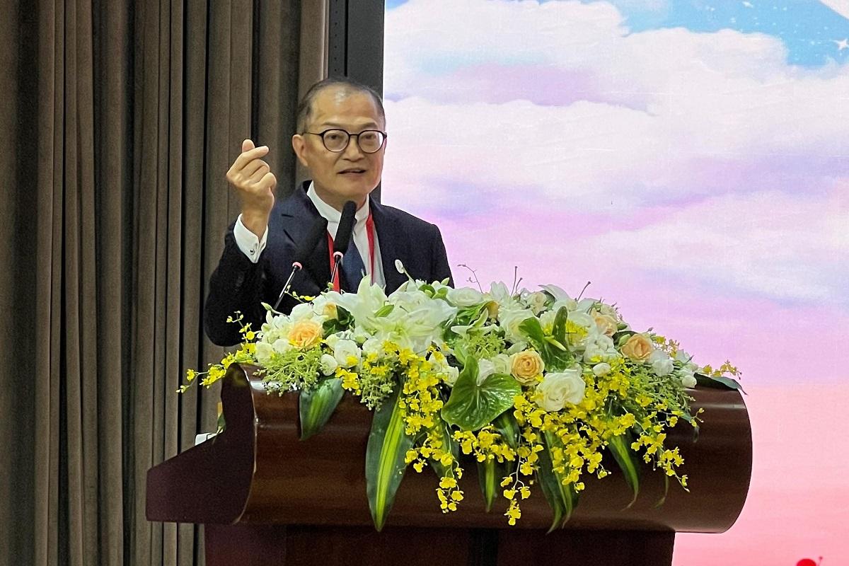 盧寵茂出席「中國器官捐獻日」活動時，再次展示代表歷史性跨境生命接力，令小芷希BB重生跳動「小心心」的「比心」手勢。(政府新聞處)