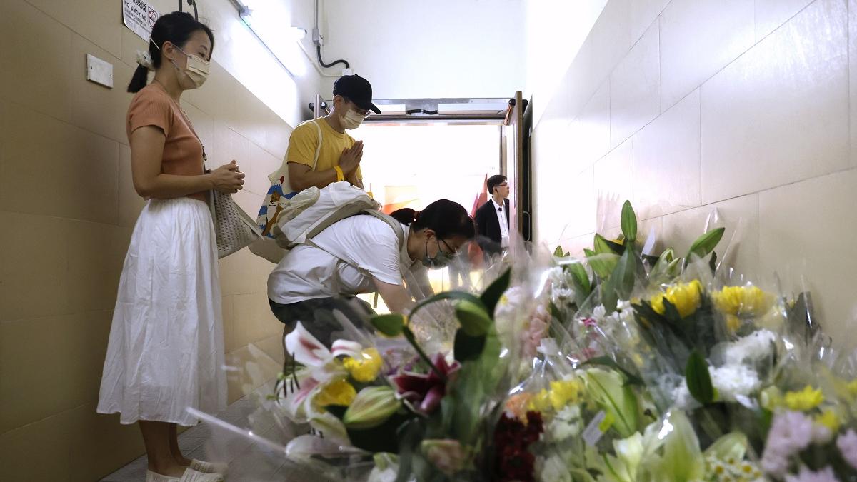 鑽石山荷里活廣場發生謀殺案後，有市民到場獻花悼念死者。(資料圖片／林俊源攝)