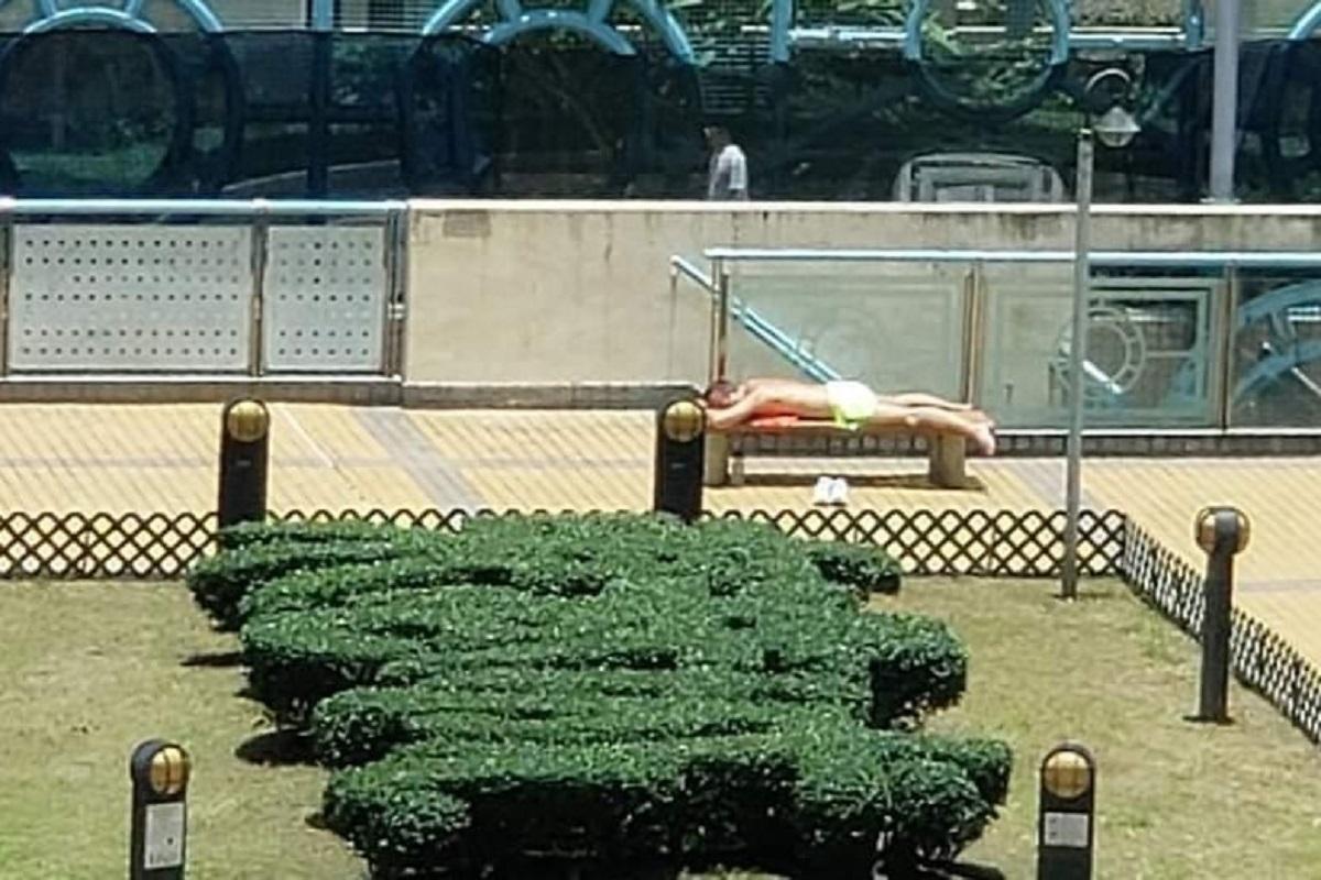 有網民拍攝並上載一名男子在商場赤膊曬日光浴的相片，其後反被批評。(FB群組「將軍澳主場」)