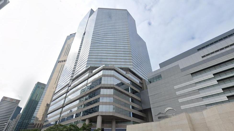 灣仔會展廣場辦公大樓一伙近萬呎高層單位，上月獲中資財團以約3.098億元購入，惟市場消息指，該宗交易近日已取消，料遭殺訂近3100萬元。(資料圖片)