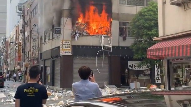 東京新橋有大廈發生爆炸及起火。(影片截圖)