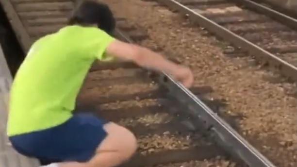 京都少年拍片跳軌面對檢控。(影片截圖)