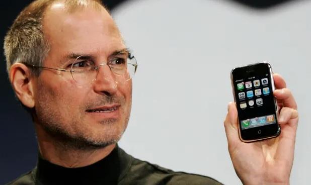 喬布斯2007年在加州Macworld大會上展示初步iPhone。(資料圖片)