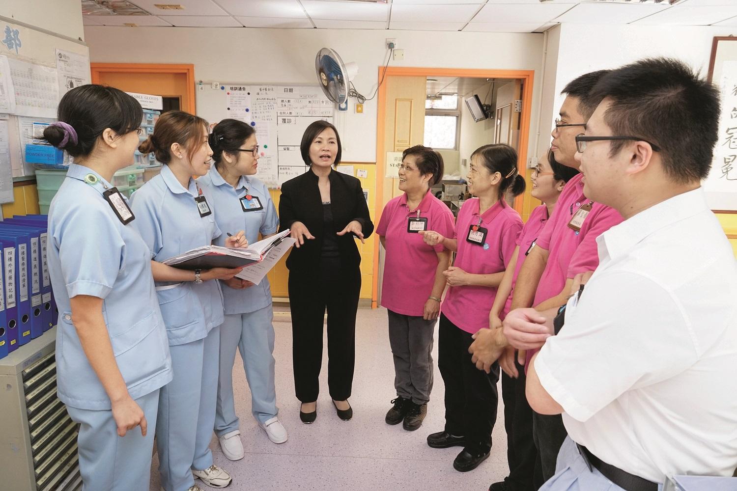 靈實胡平頤養員是以專業醫護人員為主導的安老院舍