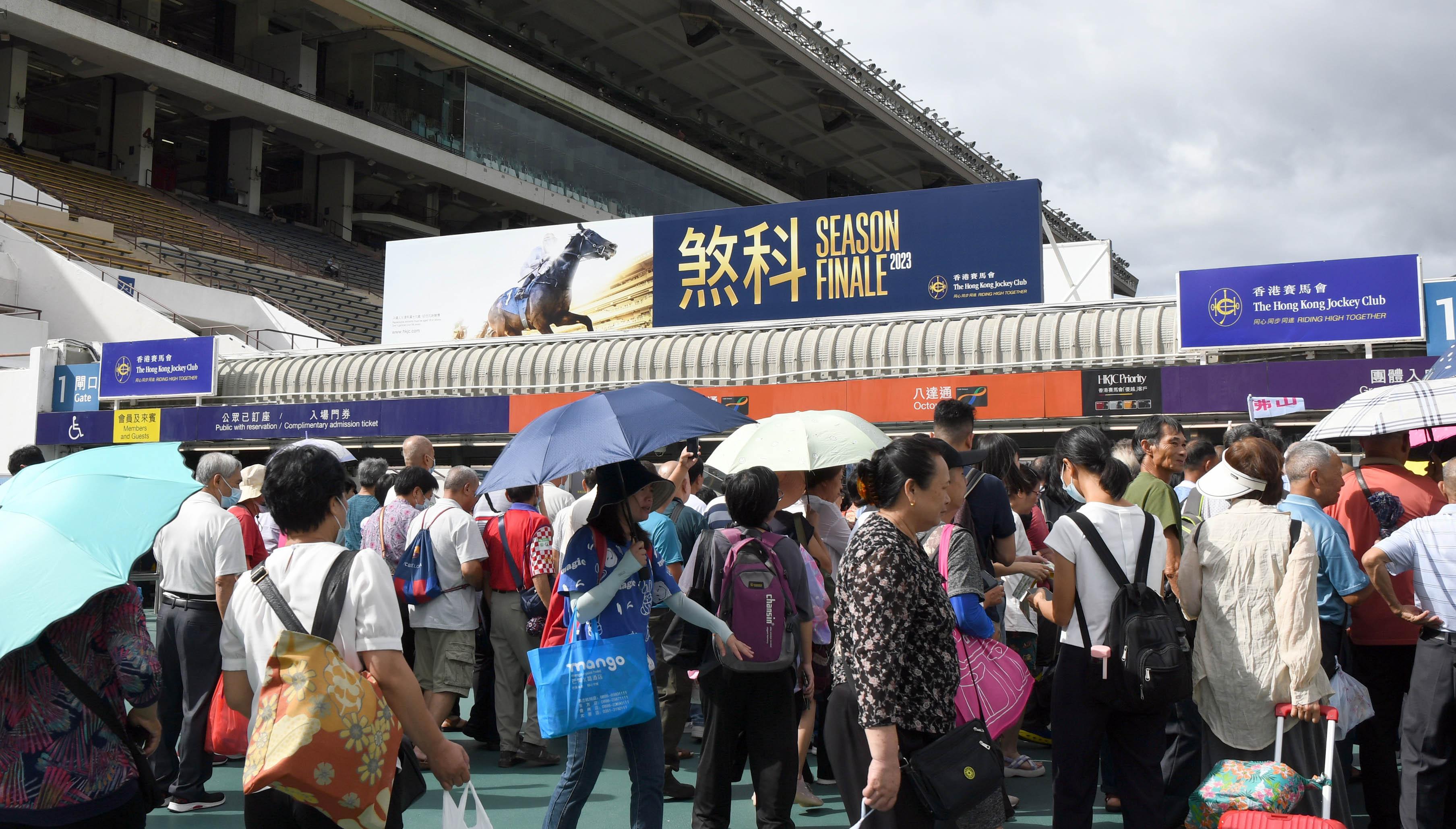 馬季煞科日在三號風球下舉行，無減馬迷入場的熱情。
